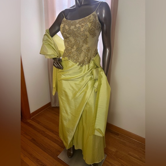 Elegant Green Evening Gown with nude Embellished Bodice. - Picture 6 of 8